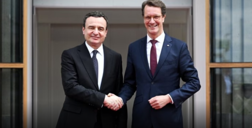 Kurti dhe kryeministri i landit Nordrhein-Westfalen bisedojnë për thellimin e bashkëpunimit Kurti dhe kryeministri i landit Nordrhein-Westfalen bisedojnë për thellimin e bashkëpunimit
