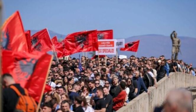 Protesta e studentëve shqiptarë që po tronditë koalicionin e VLEN me Mickovskin, pse po heshtë Qeveria e Kosovës?