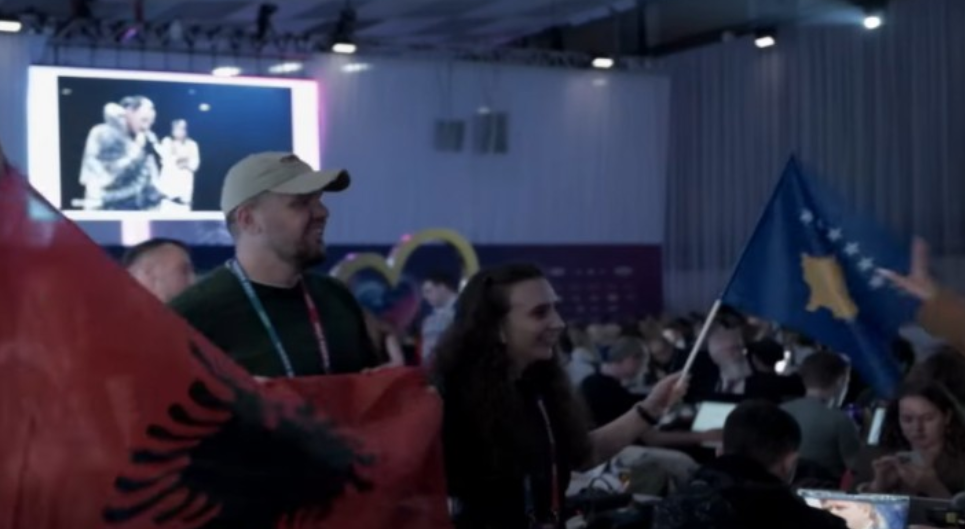 Incident në Eurovision, delegacionit serb i pengon flamuri i Kosovës Incident në Eurovision, delegacionit serb i pengon flamuri i Kosovës
