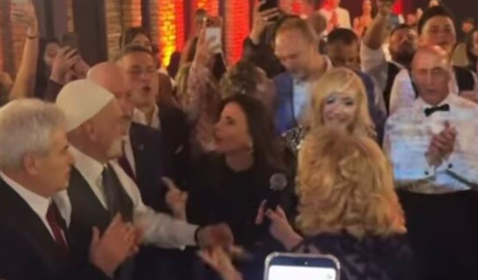 Rifat Jashari e Ali Ahmeti në dasmën e Luan Haradinajt, Shkurte Fejza e këndon “Mora fjalë”