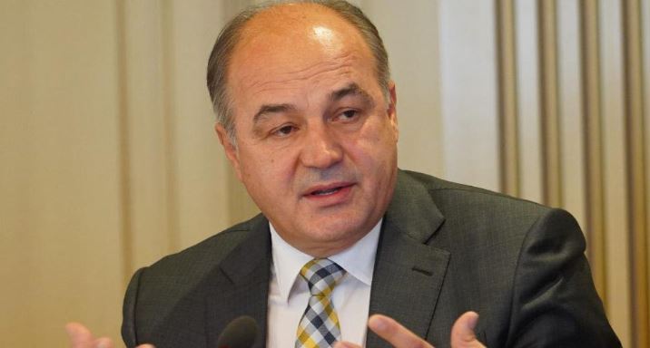 “E shoh të rrugës që të bisedojmë” – A është Hoxhaj pro rikthimit të Limajt në PDK?