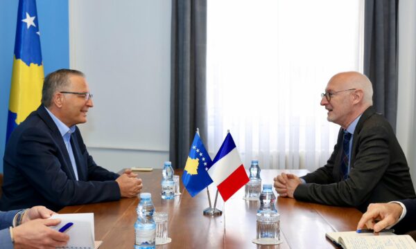 Hamza pret ambasadorin francez: Folëm për nevojën që Kosova të tejkalojë klimën e krizave të vazhdueshme Hamza pret ambasadorin francez: Folëm për nevojën që Kosova të tejkalojë klimën e krizave të vazhdueshme