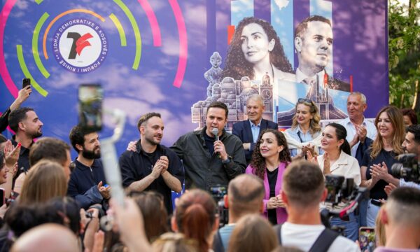Abdixhiku e Osmani me Rininë: Na duhet shumë punë për t’ua bërë vendin më të mirë që të mos kërkojnë rrugë jashtë Kosovës Abdixhiku e Osmani me Rininë: Na duhet shumë punë për t’ua bërë vendin më të mirë që të mos kërkojnë rrugë jashtë Kosovës