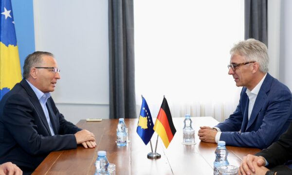 Hamza takon ambasadorin gjerman: Kosova ka nevojë ta rikthejë stabilitetin, besimin dhe perspektivën zhvillimore Hamza takon ambasadorin gjerman: Kosova ka nevojë ta rikthejë stabilitetin, besimin dhe perspektivën zhvillimore