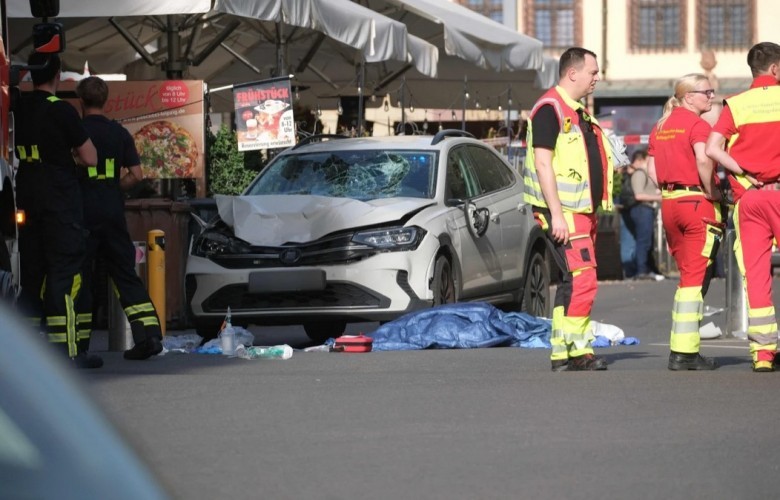 Leipzig: Vetura përplaset me turmën, dy persona humbin jetën Leipzig: Vetura përplaset me turmën, dy persona humbin jetën