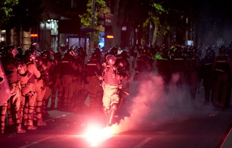 Protesta e studentëve në Beograd përfundon me incidente pranë Presidencës Protesta e studentëve në Beograd përfundon me incidente pranë Presidencës