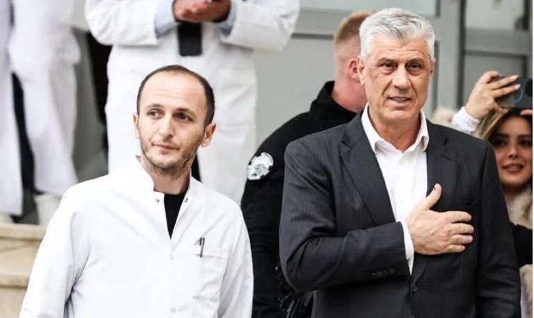 Doktor Berisha kujton vizitën e Thaçit në QKUK: Kemi ngrënë fli me të dhe babain e tij Doktor Berisha kujton vizitën e Thaçit në QKUK: Kemi ngrënë fli me të dhe babain e tij