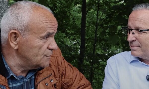 Hamza takon veteranin që humbi shtatë fëmijë në luftë: Përballë sakrificës së Isak Asllanit, përçarja dhe fyerja e luftëtarëve të lirisë është turp Hamza takon veteranin që humbi shtatë fëmijë në luftë: Përballë sakrificës së Isak Asllanit, përçarja dhe fyerja e luftëtarëve të lirisë është turp