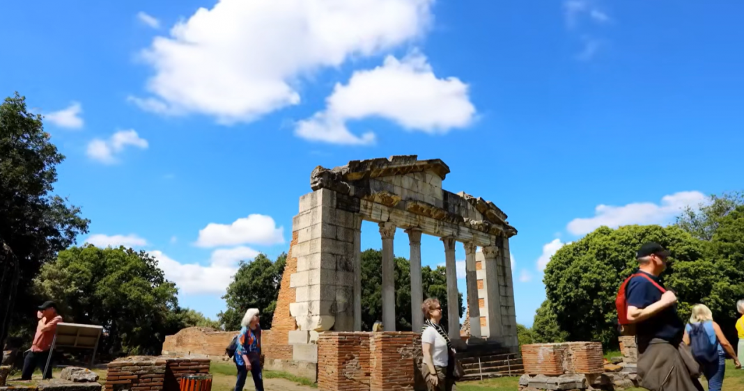 Turistë nga e gjithë bota në Apoloni Turistë nga e gjithë bota në Apoloni