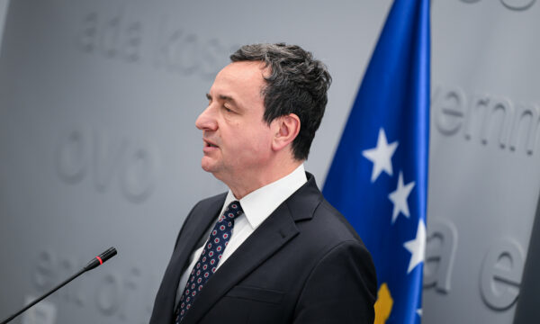 Kurti i ndan 2 milionë euro për t’i mbështetur linjat e aeroplanëve me të cilët udhëtojnë mërgimtarët Kurti i ndan 2 milionë euro për t’i mbështetur linjat e aeroplanëve me të cilët udhëtojnë mërgimtarët