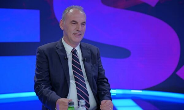 Fatmir Limaj e zbulon në “Pressing” se me Hashim Thaçin dhe Kadri Veselin ne vitin 2017 kishin diskutuar çështjen bashkimit