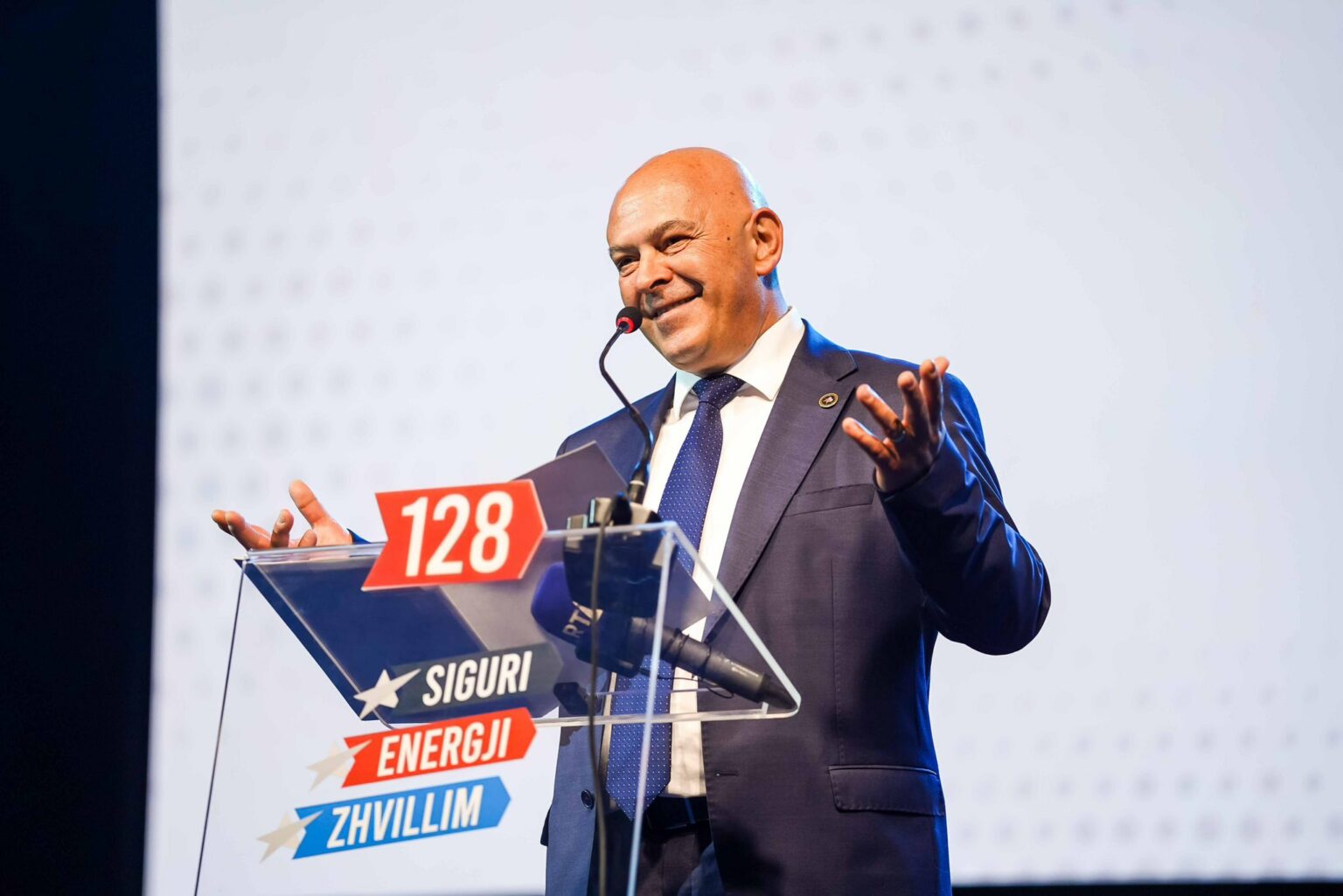 Ardian Gjini: Kosova është e vogël, por ka vend dhe dashni për krejt ne!