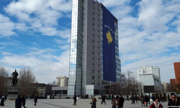 Si e cenon politika punën e gazetarëve në Kosovë