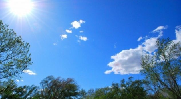 Moti në Shqipëri. me kthjellime dhe vranësira, temperatura deri në 26°