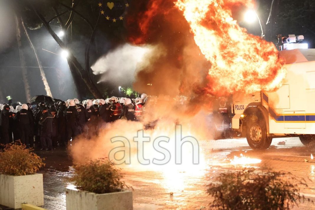 PD protestë-marshim, hidhen molotovë. Policia shpërndan turmën me gaz lotsjellës dhe ujë
