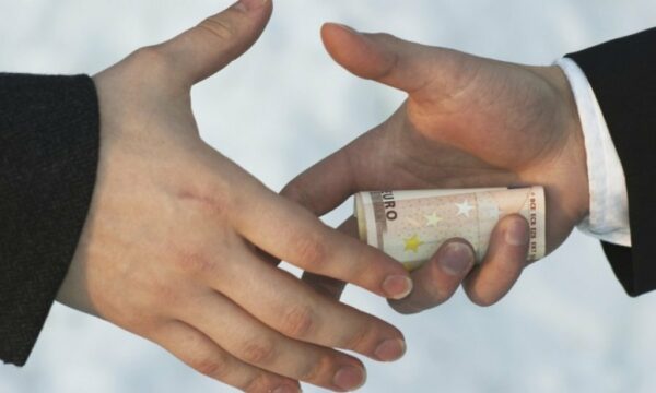 Eurostat: Shqipëria renditet e dyta në Europë për ryshfet, Kosova me 2.24 raste për 100 mijë banorë Eurostat: Shqipëria renditet e dyta në Europë për ryshfet, Kosova me 2.24 raste për 100 mijë banorë