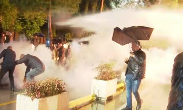 Përplasje me policinë, molotovë e gazlotsjellës, çka ndodhi në protestën e opozitës mbrëmë në Tiranë