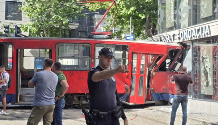 Aksident i rëndë në Beograd, tramvaji përplaset me një dyqan, dhjetëra të plagosur Aksident i rëndë në Beograd, tramvaji përplaset me një dyqan, dhjetëra të plagosur