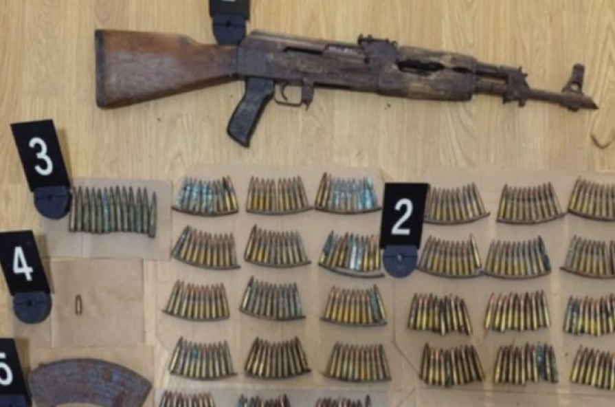 Policia gjen armë e municion në tri lokacione në Zubin Potok