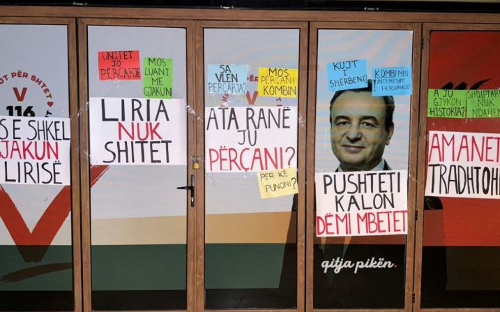 “Mos e përçani kombin”, aktivistët shqiptarë e mbulojnë me mesazhe selinë e VV-së në Shkup