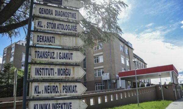 Tre pacientë me HIV në infektivë, njëri në gjendje të rëndë