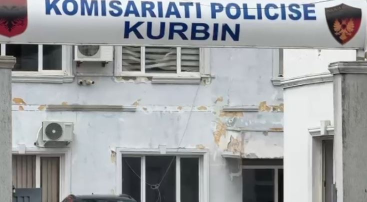 Vrau nënën me thikë, arrestohet 57-vjeçarja në Kurbin. Ngjarja më 30 prill, por ishte raportuar si vdekje natyrale Vrau nënën me thikë, arrestohet 57-vjeçarja në Kurbin. Ngjarja më 30 prill, por ishte raportuar si vdekje natyrale