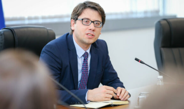 Murati: U ekzekutuan 100 eurot për punëtorët e sektorit privat që i plotësuan kriteret, për studentët po punon komisioni vlerësues Murati: U ekzekutuan 100 eurot për punëtorët e sektorit privat që i plotësuan kriteret, për studentët po punon komisioni vlerësues