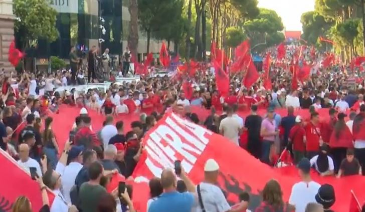 Vazhdojnë protesta për Zvërnecin, qytetarët protestojnë para Kryeministrisë Vazhdojnë protesta për Zvërnecin, qytetarët protestojnë para Kryeministrisë