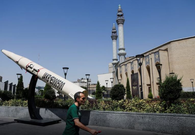 Irani zbulon detaje të draft-marrëveshjes me SHBA-në: Lehtësim sanksionesh, zhbllokim asetesh dhe kufizime bërthamore Irani zbulon detaje të draft-marrëveshjes me SHBA-në: Lehtësim sanksionesh, zhbllokim asetesh dhe kufizime bërthamore