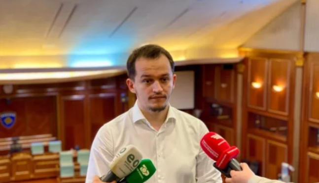 Cakolli: LVV pritet t’i ketë 53 deputetë, AAK 7 – garë e ngushtë mes PDK e LDK për një mandat Cakolli: LVV pritet t’i ketë 53 deputetë, AAK 7 – garë e ngushtë mes PDK e LDK për një mandat