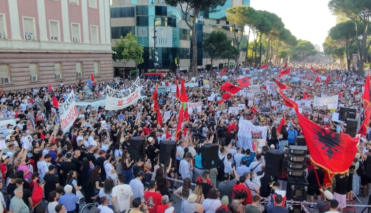 Protesta për Zvërnecin hyn në ditën e 20-të, qytetarët protestojnë para Kryeministrisë Protesta për Zvërnecin hyn në ditën e 20-të, qytetarët protestojnë para Kryeministrisë