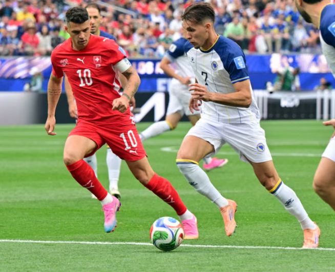 Shënon Xhaka, Zvicra shkund Bosnjën