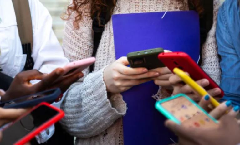 Prindërit në alarm: Si ta dalloni varësinë e fëmijëve nga rrjetet sociale?