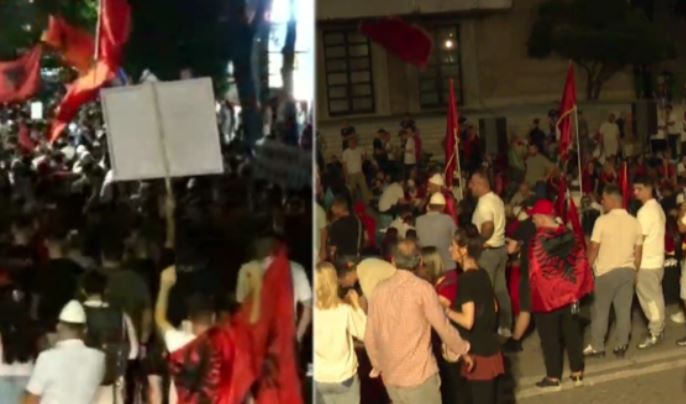 Protestuesit në Tiranë ‘sfidojnë’ orët, i japin ‘‘afat’’ Ramës që gjatë ditës së nesërme të jap dorëheqje Protestuesit në Tiranë ‘sfidojnë’ orët, i japin ‘‘afat’’ Ramës që gjatë ditës së nesërme të jap dorëheqje