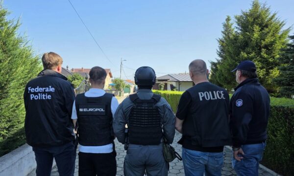 Operacioni “White Star” me pesë të arrestuar, EUROPOL: Është sekuestruar pasuri rreth 80 milionë eurosh, rreth 40 persona janë nën hetime Operacioni “White Star” me pesë të arrestuar, EUROPOL: Është sekuestruar pasuri rreth 80 milionë eurosh, rreth 40 persona janë nën hetime