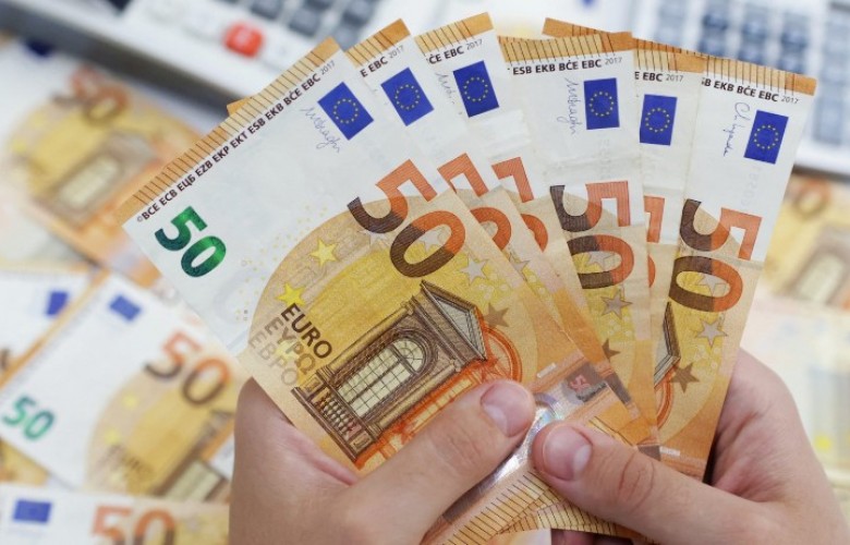 Hyn në fuqi kufizimi i ri i pagesave: mbi 2000 euro vetëm përmes bankës Hyn në fuqi kufizimi i ri i pagesave: mbi 2000 euro vetëm përmes bankës