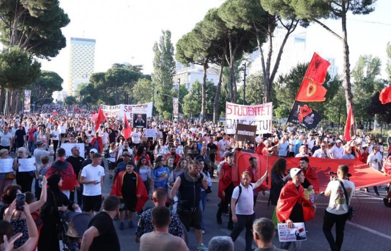 OVL UÇK distancohet nga protestuesit në Shqipëri me flamurin e UÇK-së OVL UÇK distancohet nga protestuesit në Shqipëri me flamurin e UÇK-së