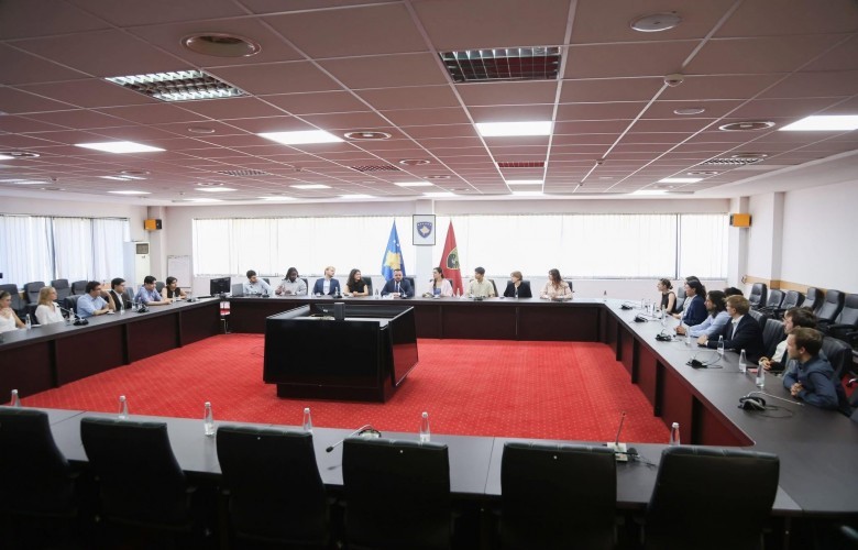 Maqedonci flet për sigurinë në takim me studentë ndërkombëtarë