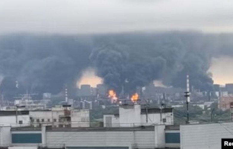 Rafineria e naftës në Moskë goditet përsëri nga dronët Rafineria e naftës në Moskë goditet përsëri nga dronët