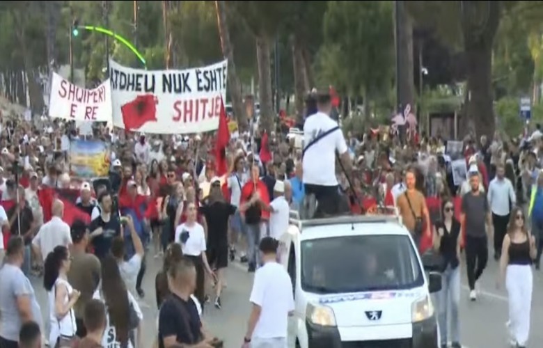 Sot dita e 24-të e protestave në Tiranë, aktivistët dhe qytetarët mblidhen para Kryeministrisë