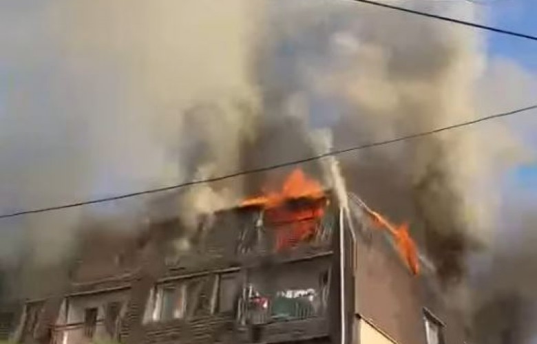 Zjarr i madh përfshin një ndërtesë banimi në Prishtinë