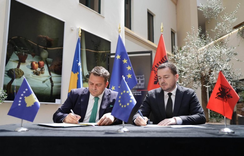 Kosovë–Shqipëri nënshkruhen dy marrëveshje për bashkëpunim në bujqësi Kosovë–Shqipëri nënshkruhen dy marrëveshje për bashkëpunim në bujqësi