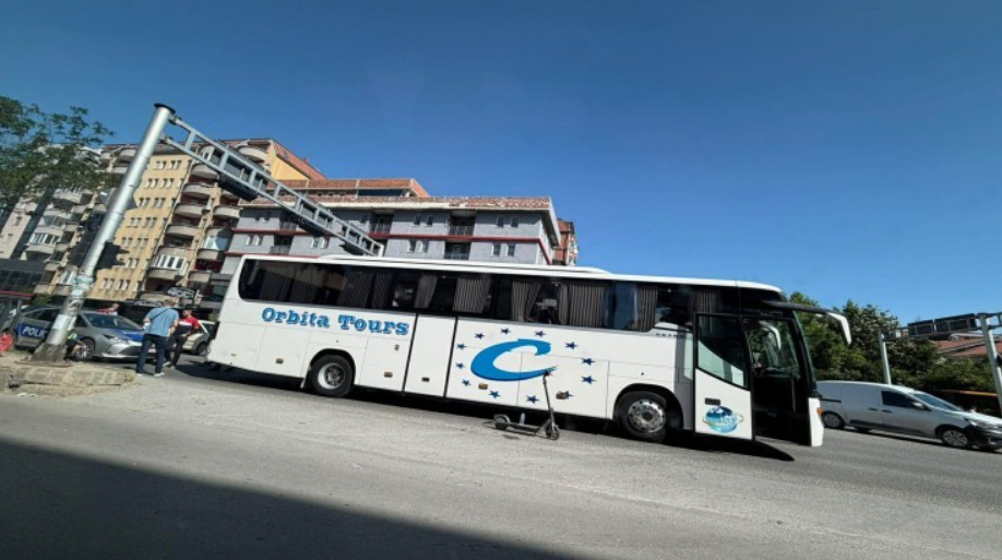 Aksident në Fushë Kosovë: Trotineti përplaset nga autobusi, një i lënduar