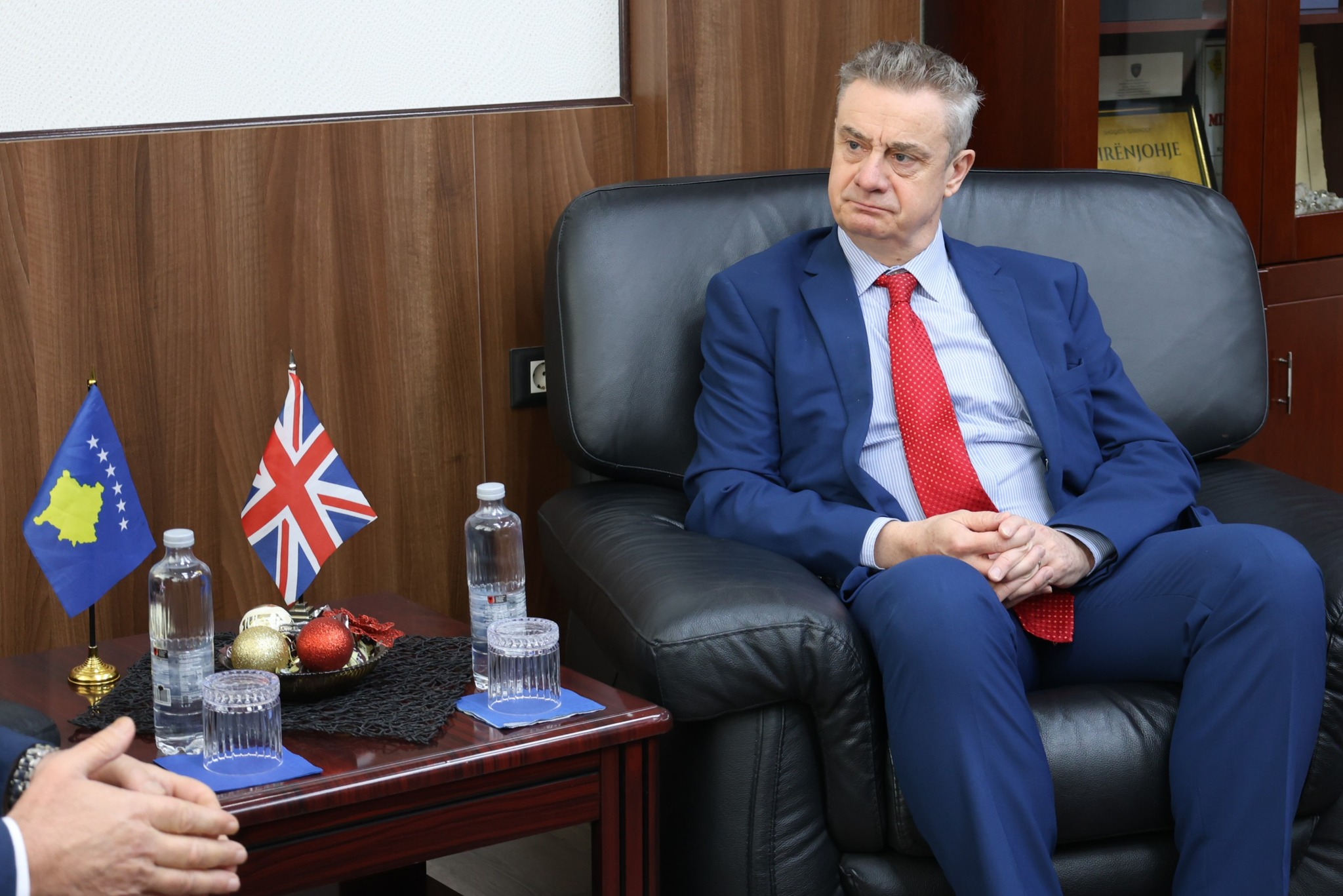 Britania paralajmëron Kosovën: Bllokada rrezikon mbështetjen ndërkombëtare Britania paralajmëron Kosovën: Bllokada rrezikon mbështetjen ndërkombëtare