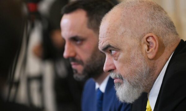 Ministri i Brendshëm porosit protestuesit nga Kosova në Tiranë: Mos harroni, Rama kerkoi njohjen e Kosovës në mes të Beogradit