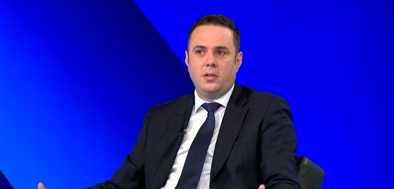 Abdixhiku thumbon Kurtin: Nuk flas për filxhana e fall, dua t’i përfundoj rrugët për 3 vjet Abdixhiku thumbon Kurtin: Nuk flas për filxhana e fall, dua t’i përfundoj rrugët për 3 vjet