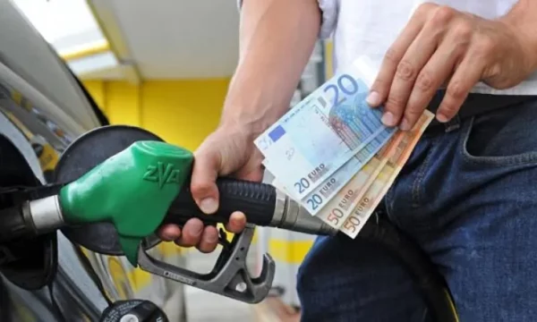 Nafta sot 2 cent më lirë se dje Nafta sot 2 cent më lirë se dje