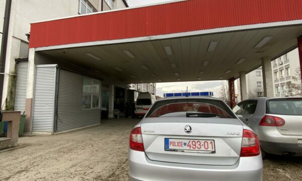 Theret me thikë një person në sheshin e Prishtinës, dërgohet në QKUK i siguruar nga policia
