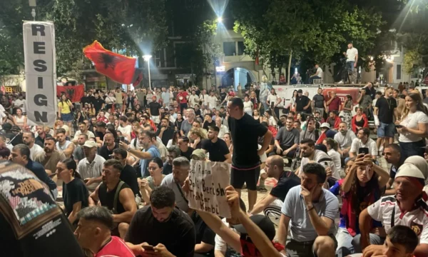 Dita e 31-të e tubimit në Tiranë, qytetarët mbi 12 orë protestë, pas Kuvendit tensione edhe përpara Kryeministrisë
