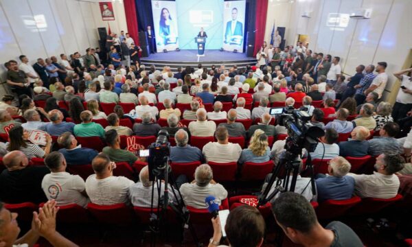 Abdixhiku zotohet nga Rahoveci: 1000 euro pagë për mësuesit Abdixhiku zotohet nga Rahoveci: 1000 euro pagë për mësuesit